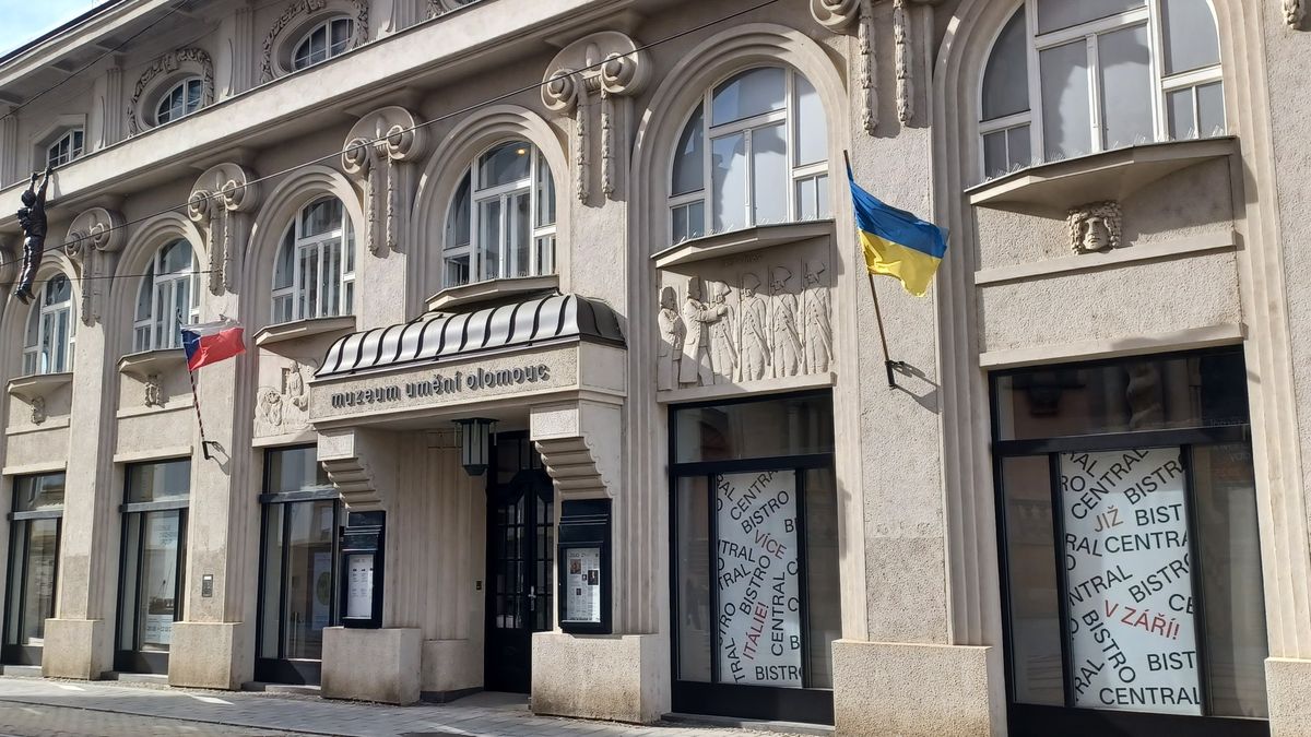 Z muzea v Olomouci sundali ukrajinskou vlajku